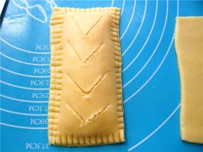 在表层派皮上用刀划出八字形或一字形，使烤时里面的膨胀的空气能跑过来，派不至于裂爆；