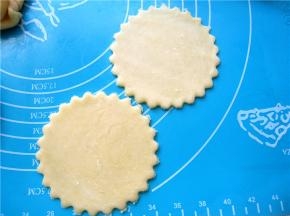 用派模子压出圆形的派皮；