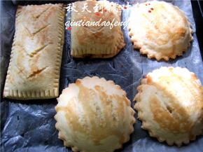 放入预热200°C的烤箱烘焙15-20分钟，表面变成金黄色后即可取出。