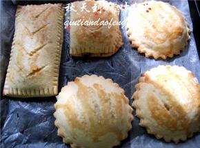 放入预热200°C的烤箱烘焙15-20分钟，表面变成金黄色后即可取出。