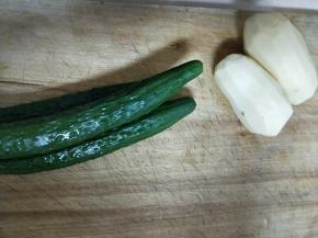土豆和黄瓜洗净，土豆削皮