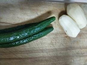 土豆和黄瓜洗净，土豆削皮