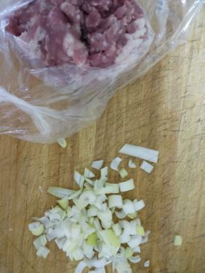 猪肉剁成肉馅，葱切末，备用
