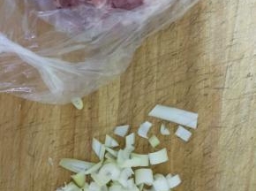 猪肉剁成肉馅，葱切末，备用