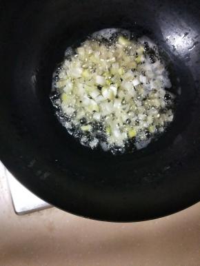 锅内放油，放入葱末，编炒出香味来