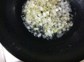 锅内放油，放入葱末，编炒出香味来