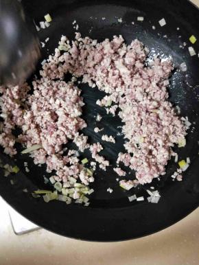 肉末放入锅中煸炒，开小火