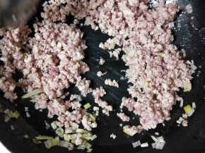 肉末放入锅中煸炒，开小火