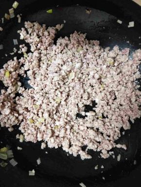 肉末要炒到颜色发白，粒粒分明