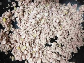 肉末要炒到颜色发白，粒粒分明