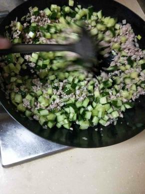 放入黄瓜丁，大火翻炒均匀