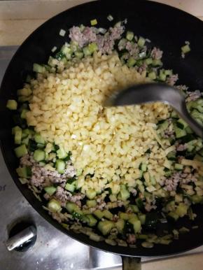 加入土豆丁，大火翻炒均匀后，改中小火，炒五分钟左右