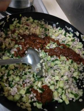 加入豆瓣酱翻炒均匀，炒两分钟左右