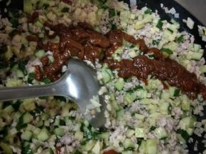 加入豆瓣酱翻炒均匀，炒两分钟左右