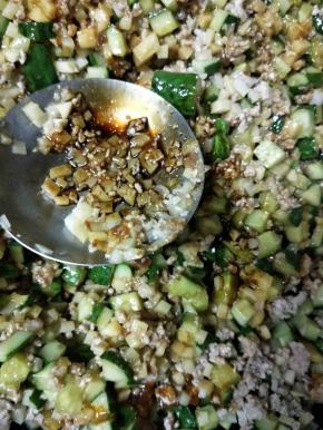 加入盐、糖、酱油和老抽调色调味，翻炒均匀