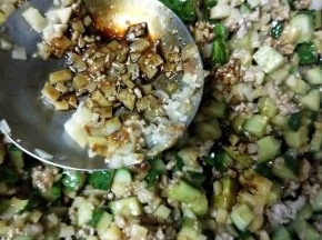 加入盐、糖、酱油和老抽调色调味，翻炒均匀