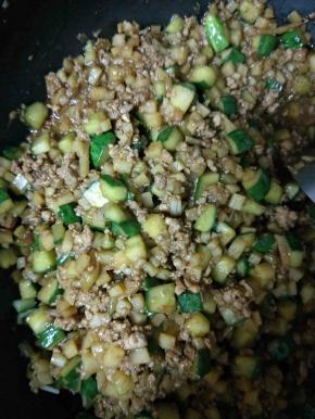 肉酱炒熟后，盛出晾凉