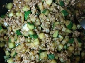 肉酱炒熟后，盛出晾凉