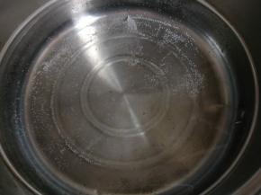 锅内烧水，准备煮面条