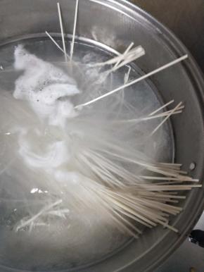 水烧开后放入面条，我用的挂面鲜面条会更好吃