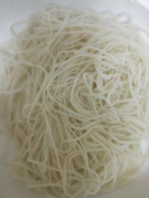 面条煮熟后捞出，放入准备好的冰水中过凉