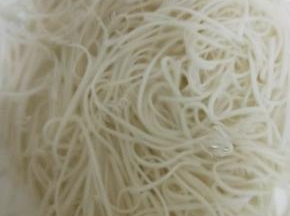 面条煮熟后捞出，放入准备好的冰水中过凉