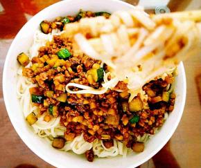 面条加上肉酱就可以吃啦