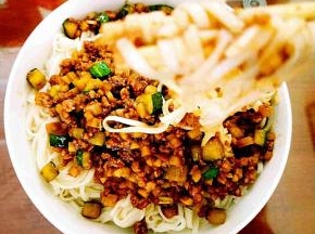 面条加上肉酱就可以吃啦
