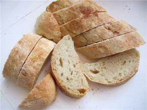 法棍面包切志片（薄厚根据自己的喜好）；