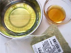 将橄榄油、蜂蜜和香葱末准备好；
