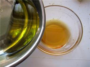 将橄榄油倒入蜂蜜中；