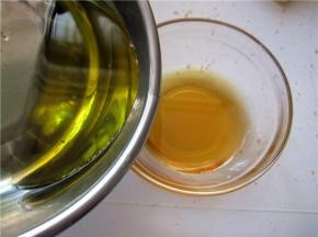 将橄榄油倒入蜂蜜中；