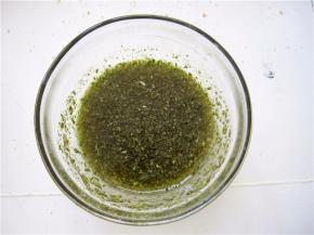 搅拌均匀即成烤面包片的酱汁；