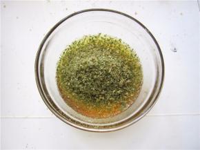 放入适量的香葱末；