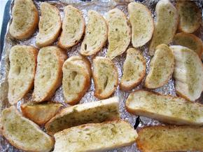 出后将面包片翻过来，也涂抹上调味汁，再放入烤箱烤制10分钟；