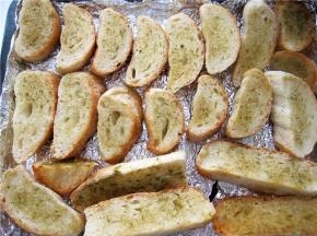 出后将面包片翻过来，也涂抹上调味汁，再放入烤箱烤制10分钟；