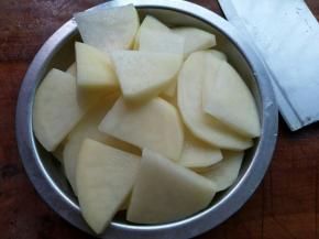 土豆去皮，切小片