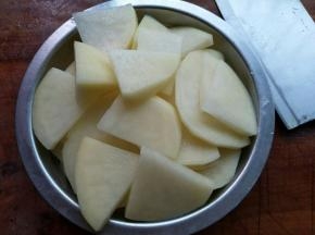 土豆去皮，切小片