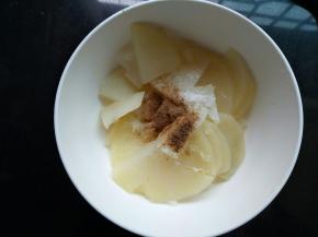 蒸熟，加入五香粉、盐和细砂糖（我是电饭锅煮饭，顺带蒸土豆的）