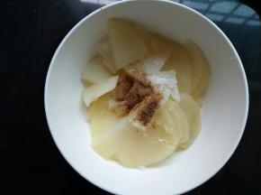 蒸熟，加入五香粉、盐和细砂糖（我是电饭锅煮饭，顺带蒸土豆的）