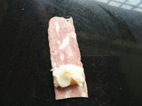 取少量土豆泥，放入培根上