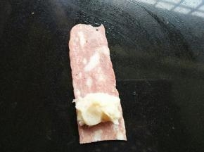 取少量土豆泥，放入培根上