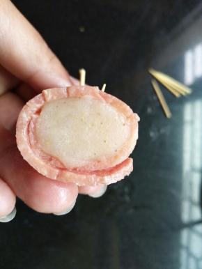 牙签对半折断，用牙签固定下