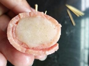牙签对半折断，用牙签固定下