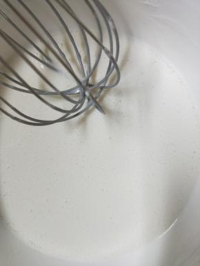 蒸麻薯，除了玉米油将剩下的所有原料放入碗中搅拌均匀