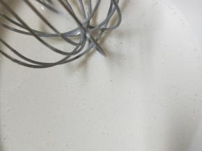 蒸麻薯，除了玉米油将剩下的所有原料放入碗中搅拌均匀