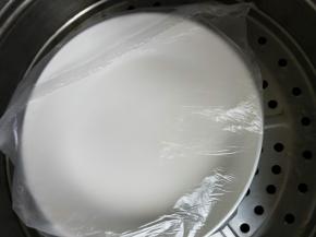 过筛后，用保鲜膜包好，放入锅中，蒸25分钟左右