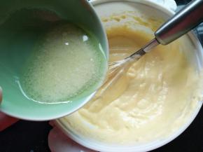 牛奶和玉米油混合均匀，加入蛋糕湖里