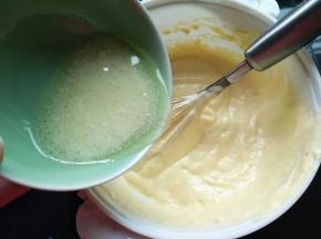 牛奶和玉米油混合均匀，加入蛋糕湖里