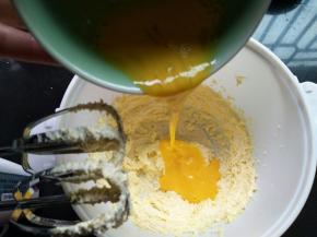 分3次加入鸡蛋液，每加入一次都要打顺滑，再加鸡蛋液